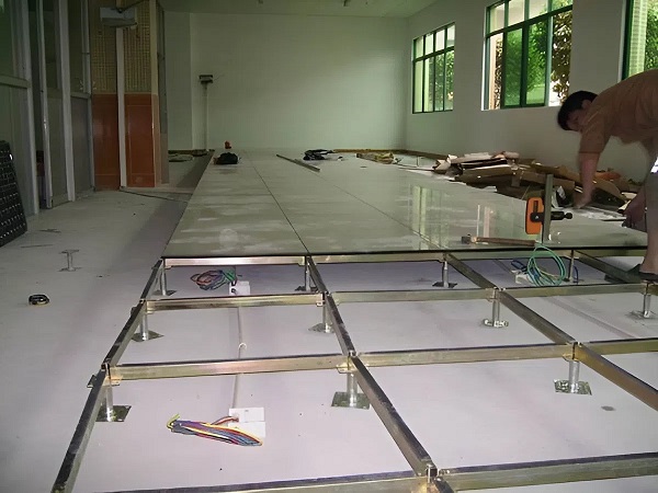 Kỹ thuật viên đang thay thế nắp chụp đầu chân đế bị vỡ